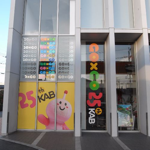 熊本朝日放送ガラス面入り口ディスプレイ