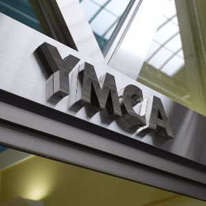 YMCA熊本上通りステンレス箱文字